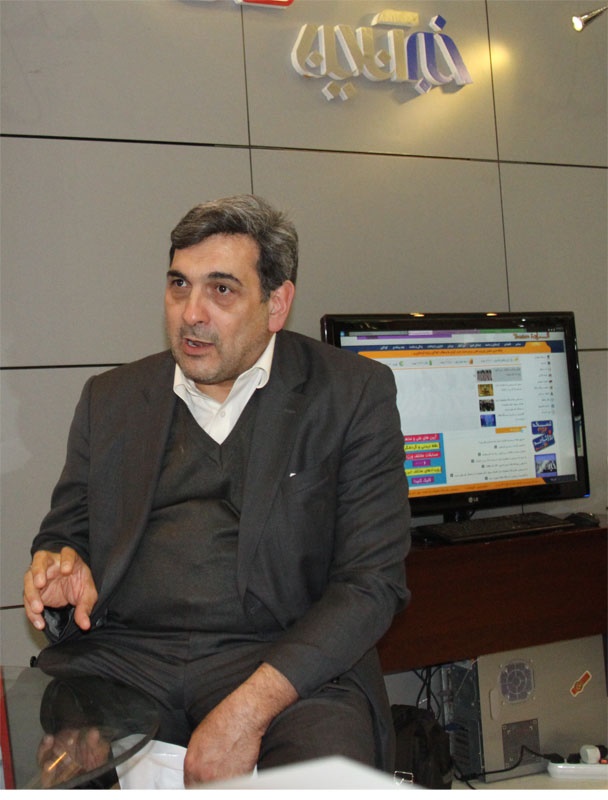 پیروز حناچی معاون وزیر راه و شهرسازی در غرفه خبرآنلاین
